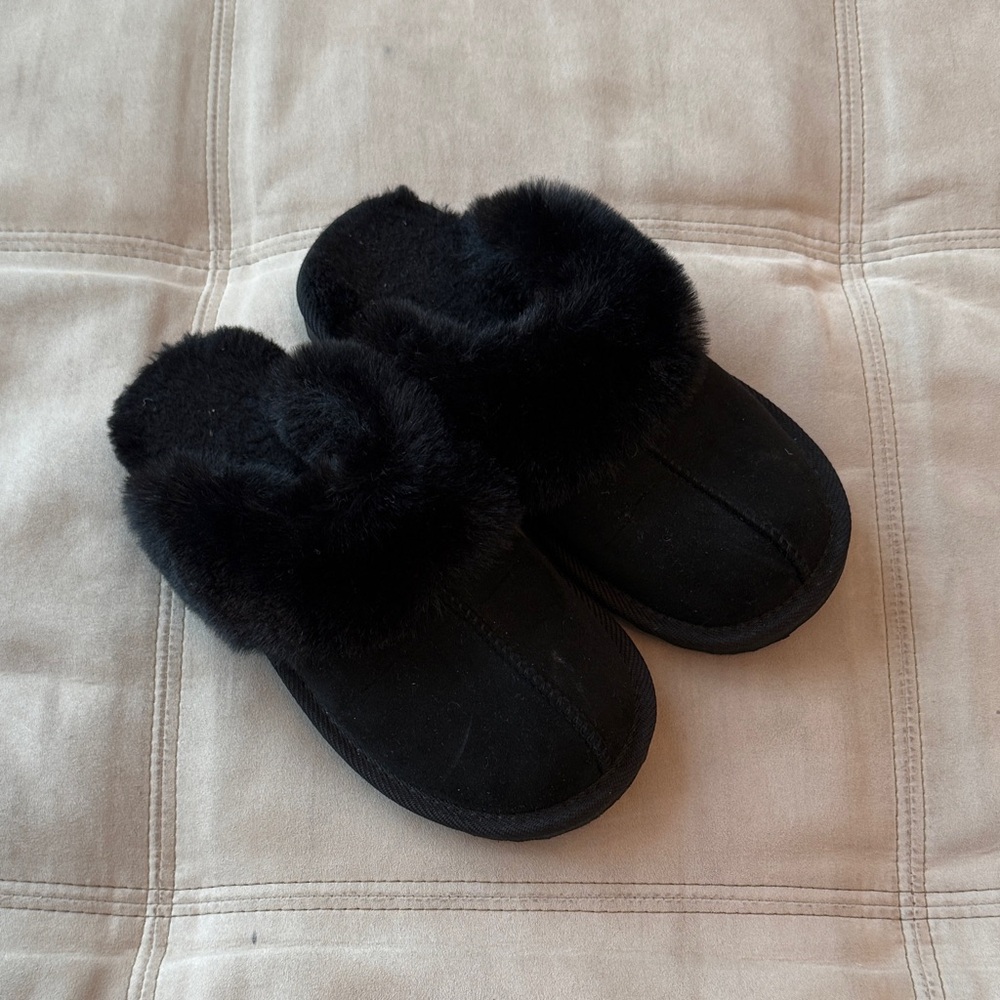 Cat & Jack Cozy Black Fur-Lined Girls size 3 Scuff Slippers
